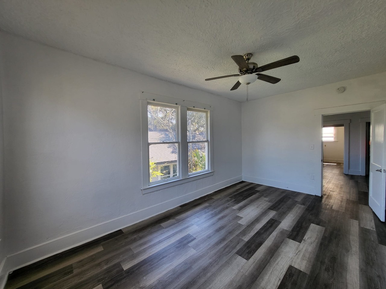 234 E 18th St - Photo 2 of 7