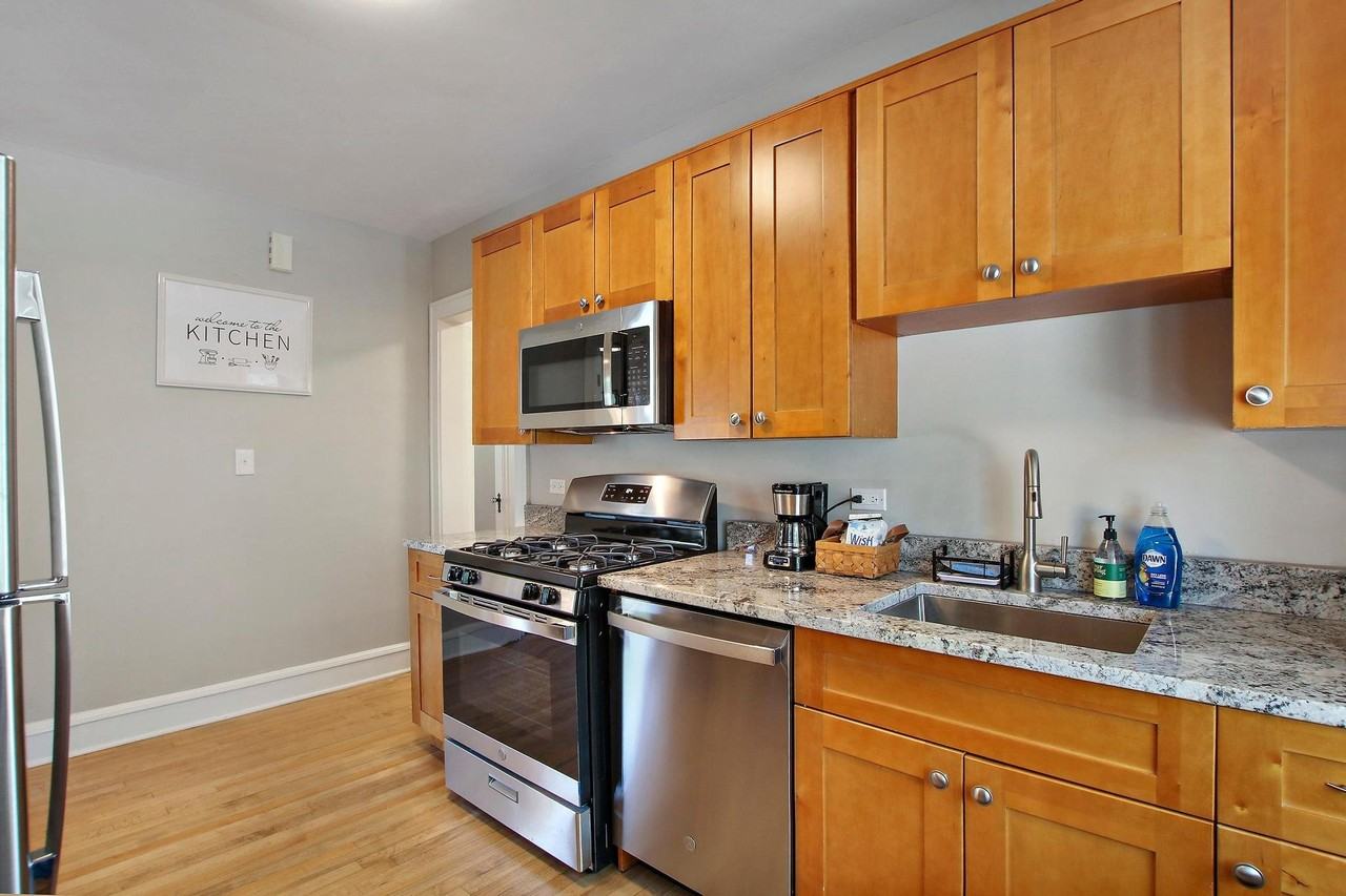 1402 N Jackson St #2 - Photo 3 of 20