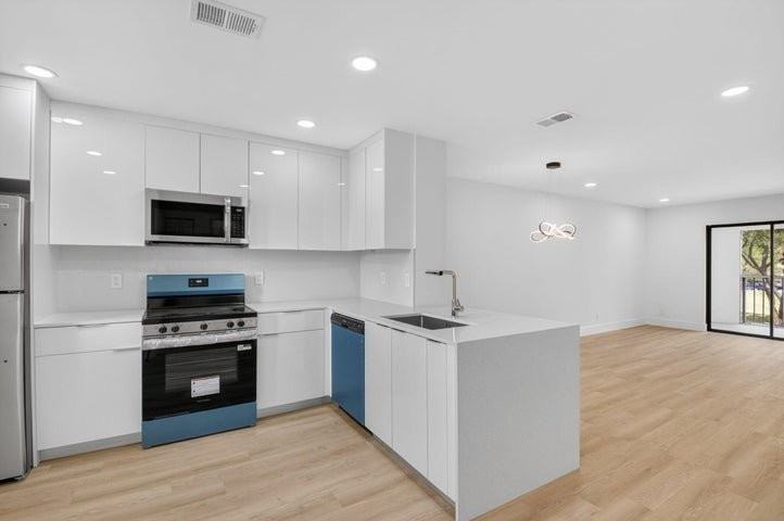 300 W Hidden Valley Blvd - Photo 4 of 10