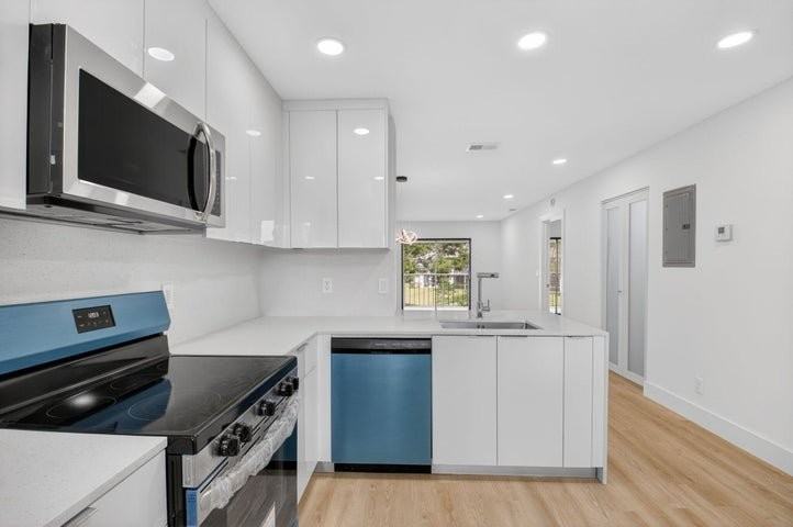 300 W Hidden Valley Blvd - Photo 5 of 10