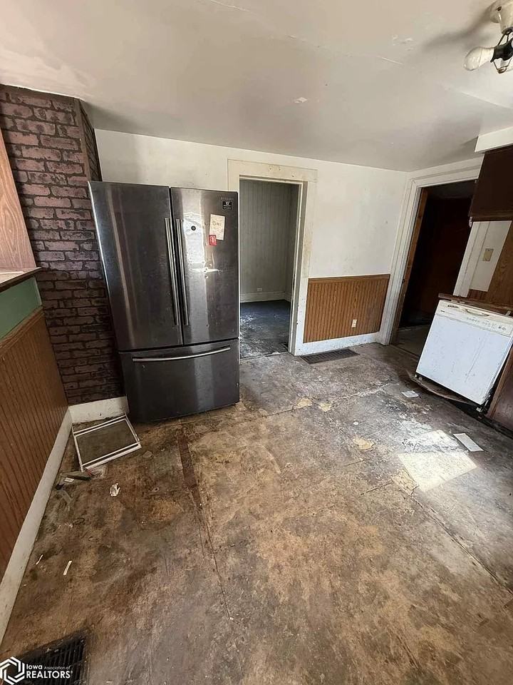 135 Chandler Blvd - Photo 2 of 2