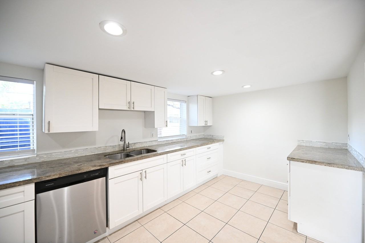 2507 N 66th Ave - Photo 2 of 14
