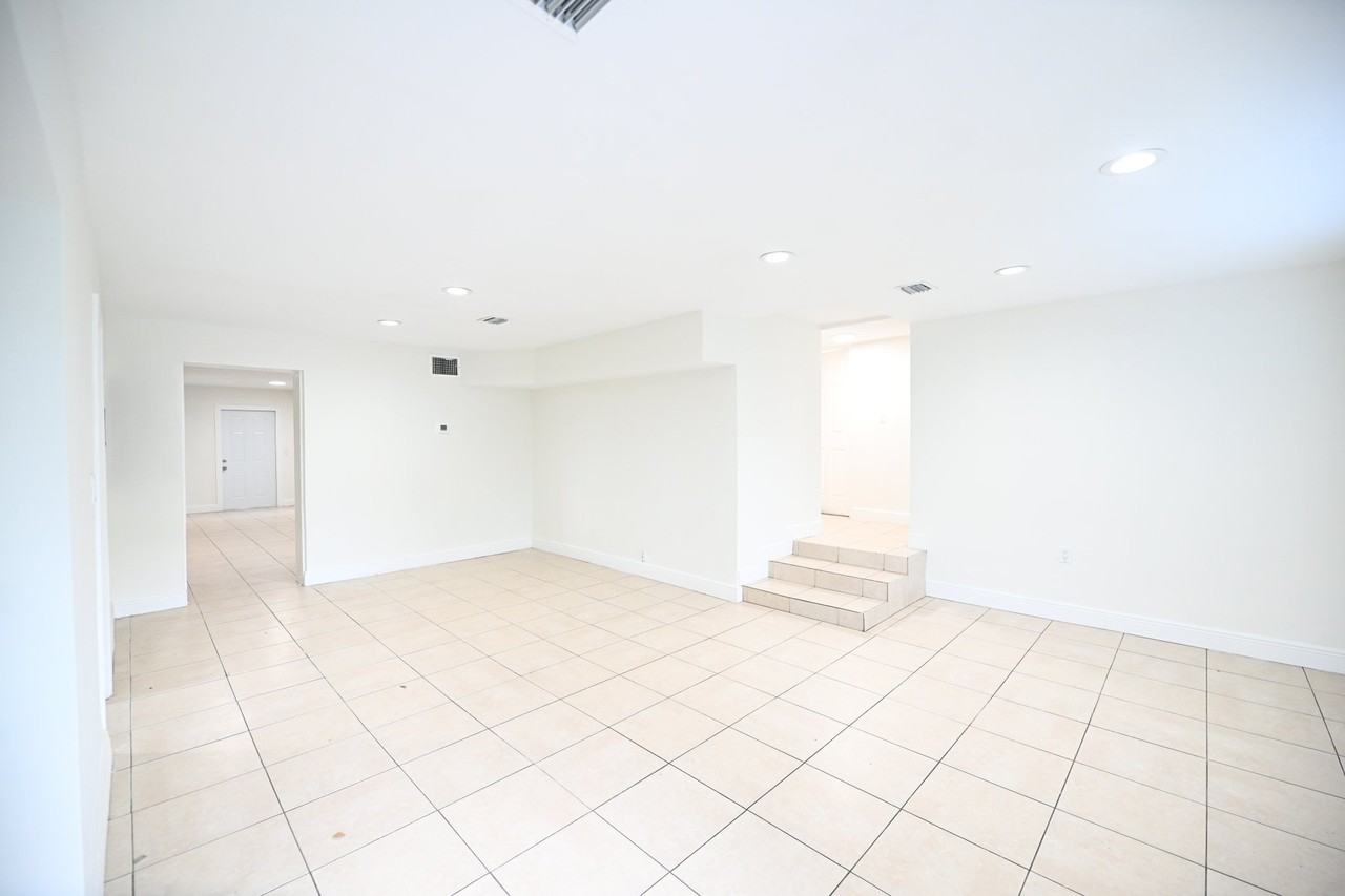2507 N 66th Ave - Photo 3 of 14
