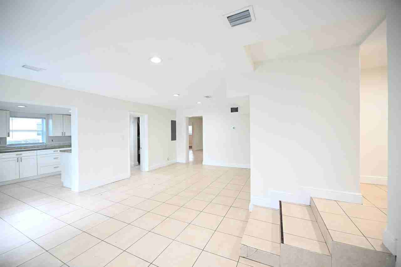 2507 N 66th Ave - Photo 4 of 14
