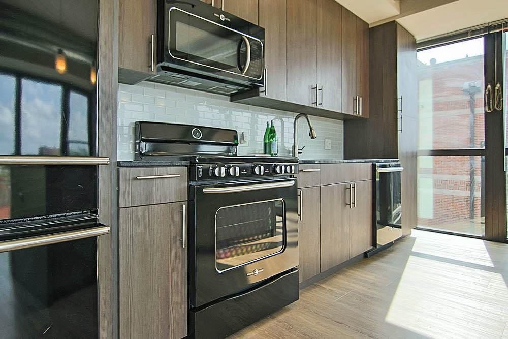 208 W Scott St - Photo 3 of 11