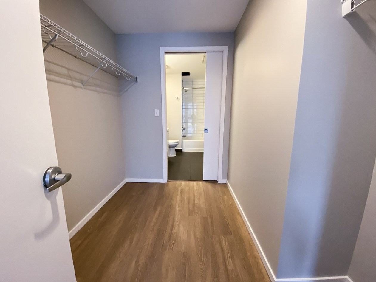 208 W Scott St - Photo 7 of 11