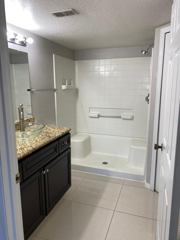 5124 Park Central Dr #517