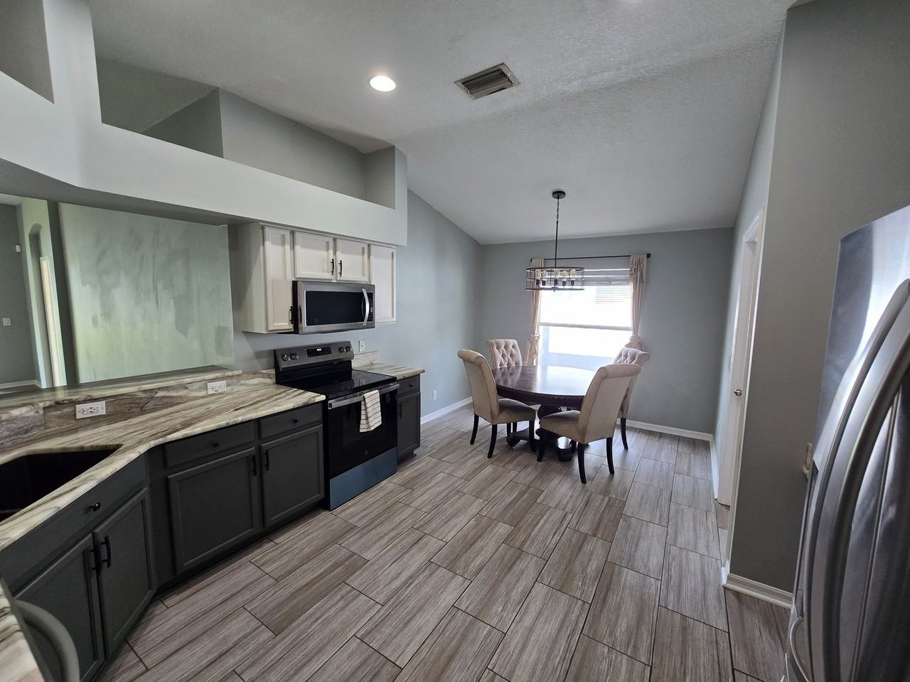 1124 Lumsden Pointe Blvd - Photo 3 of 5