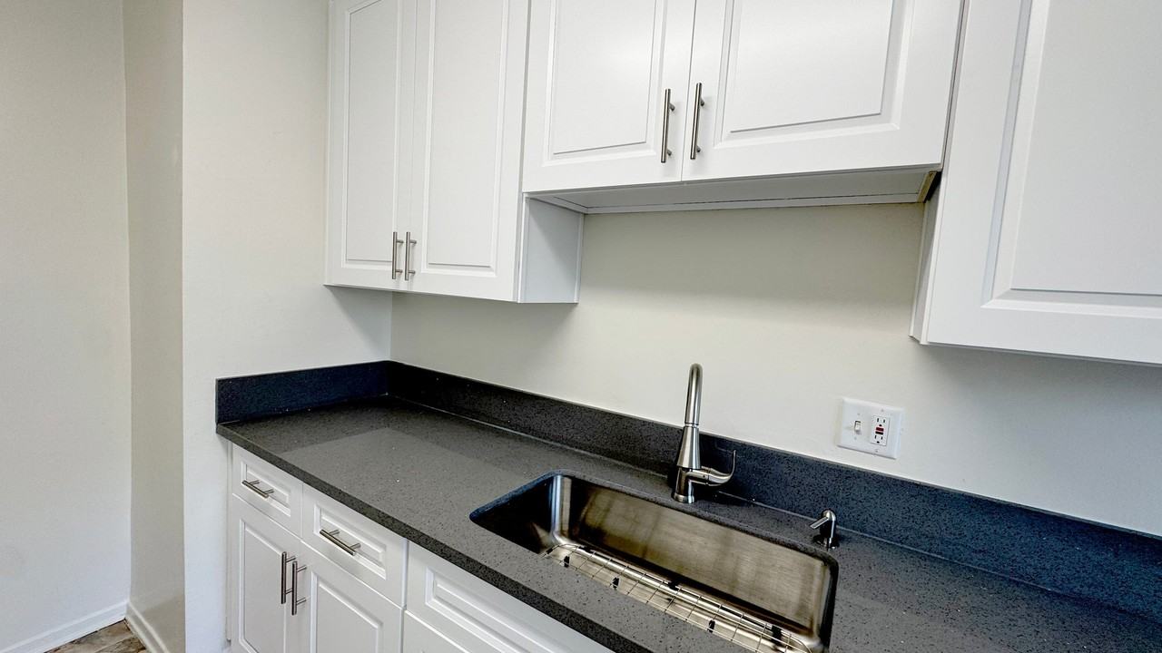 701 S St Andrews Pl #211 - Photo 2 of 2