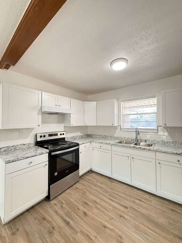 317 E Lindbergh Blvd - Photo 2 of 13
