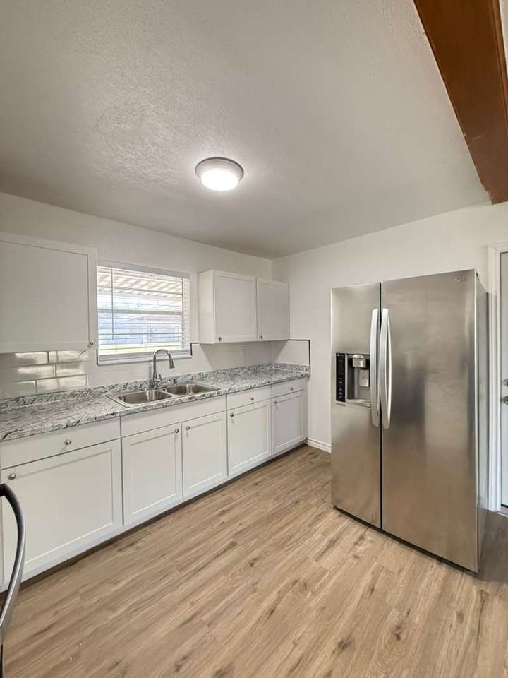 317 E Lindbergh Blvd - Photo 4 of 13