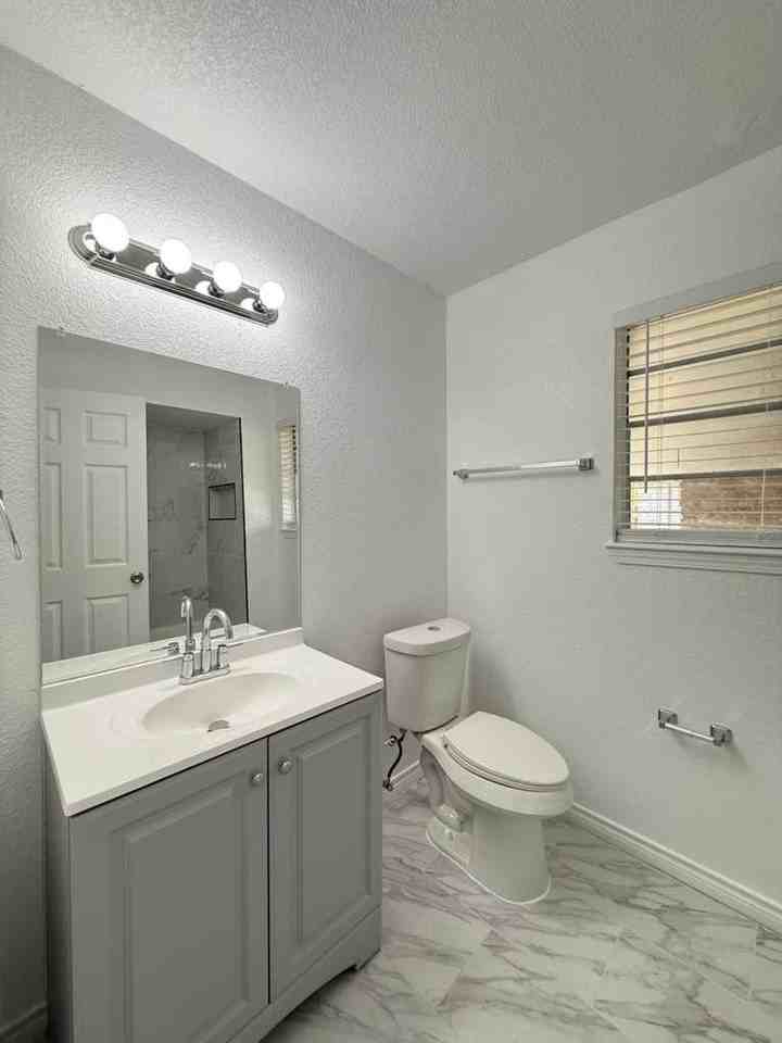 317 E Lindbergh Blvd - Photo 7 of 13