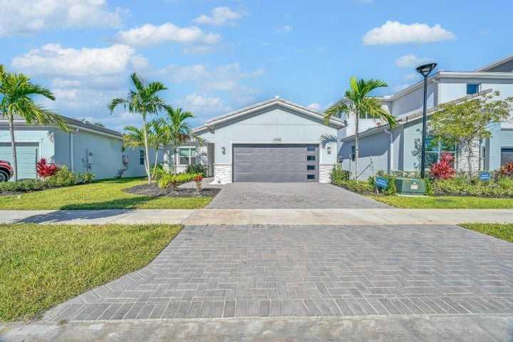 14185 Sw Daphne St - Photo 2 of 8