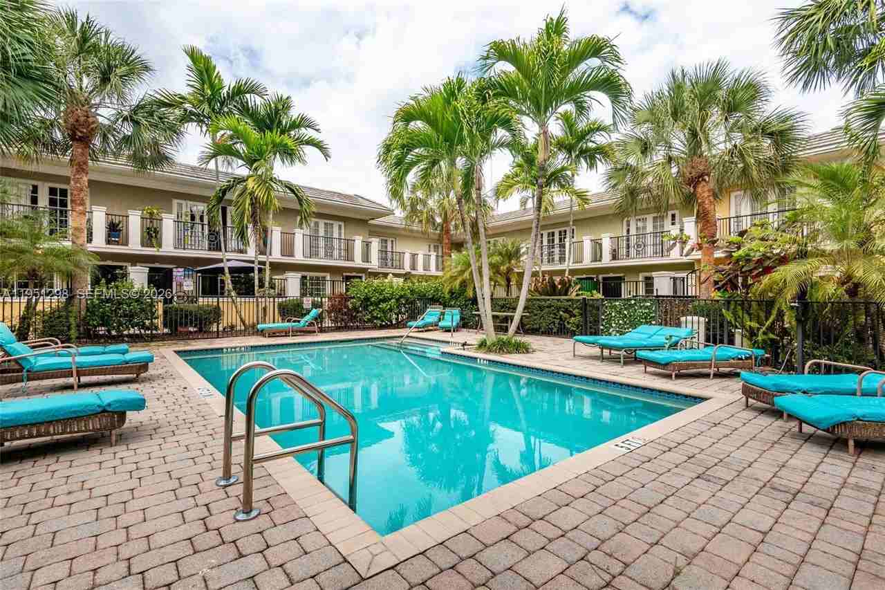1000 Palm Trl - Photo 2 of 10