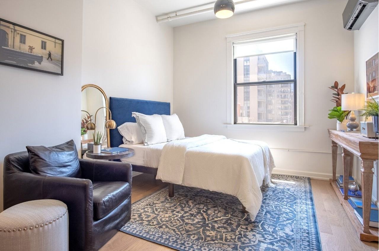 810 N Clark St - Photo 3 of 11