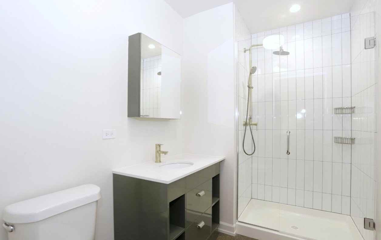 810 N Clark St - Photo 4 of 11