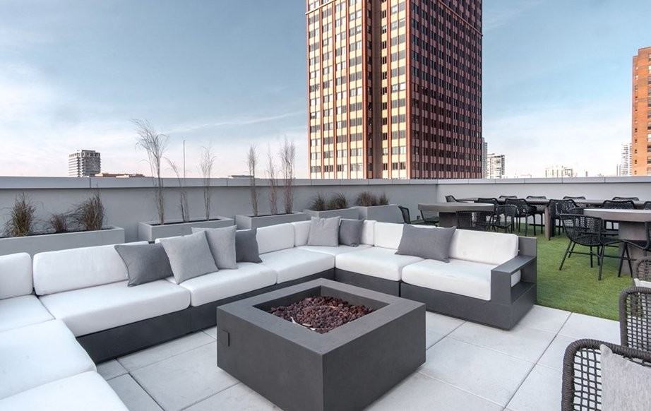 810 N Clark St - Photo 6 of 11