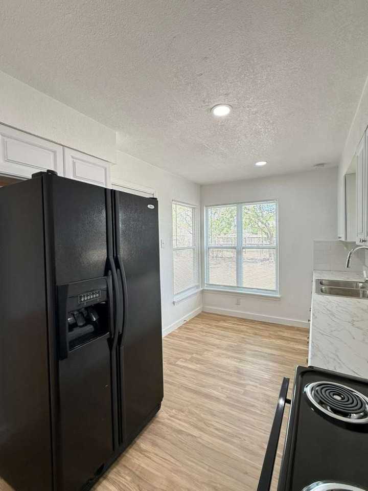 339 Brettonwood Dr - Photo 2 of 9