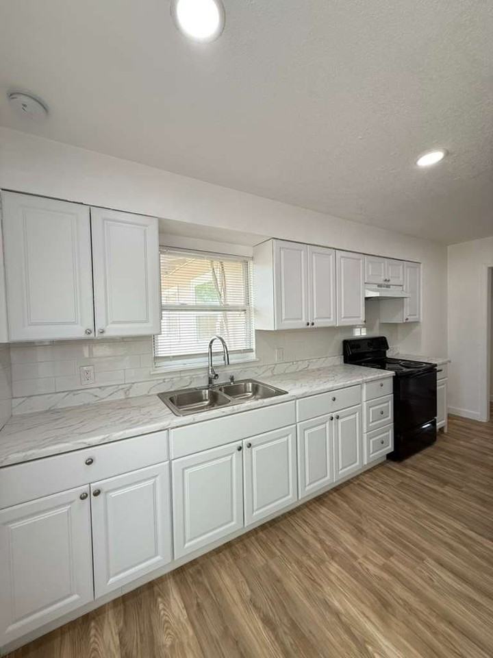 339 Brettonwood Dr - Photo 3 of 9