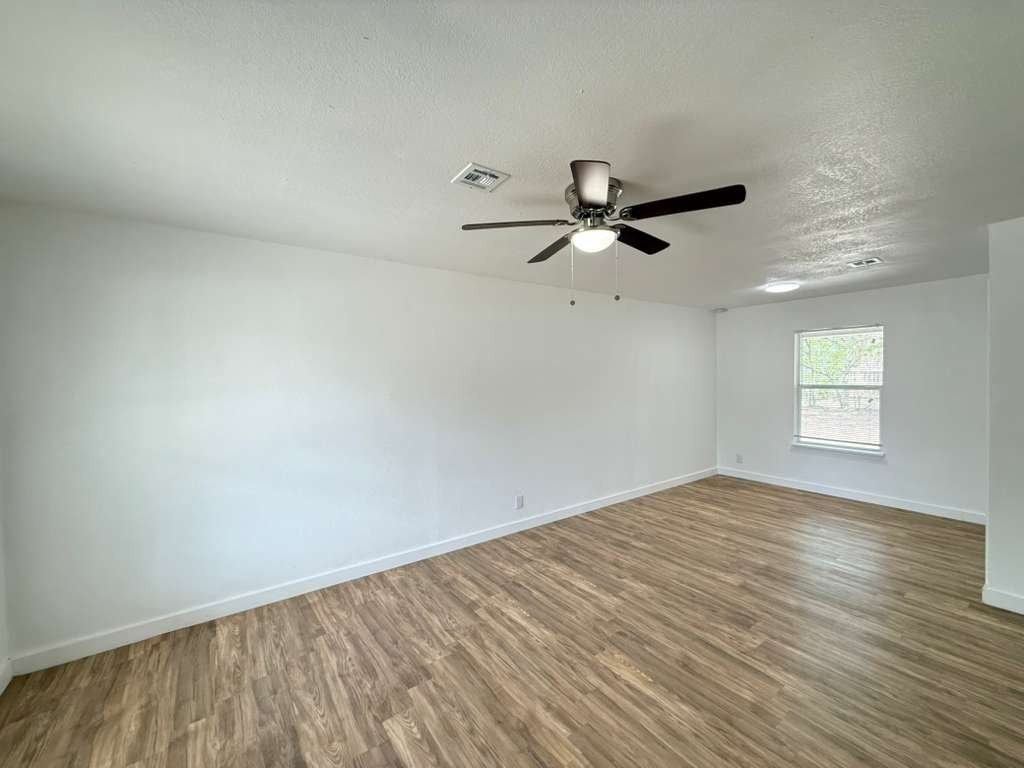 339 Brettonwood Dr - Photo 4 of 9