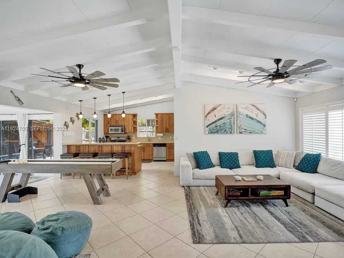 2525 Gulfstream Ln - Photo 6 of 9