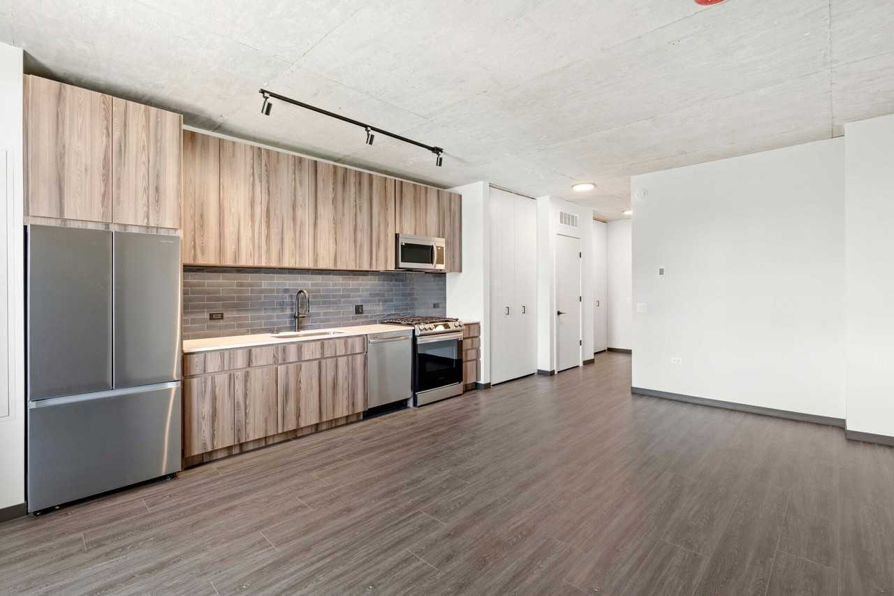 149 N Ashland Ave - Photo 3 of 16