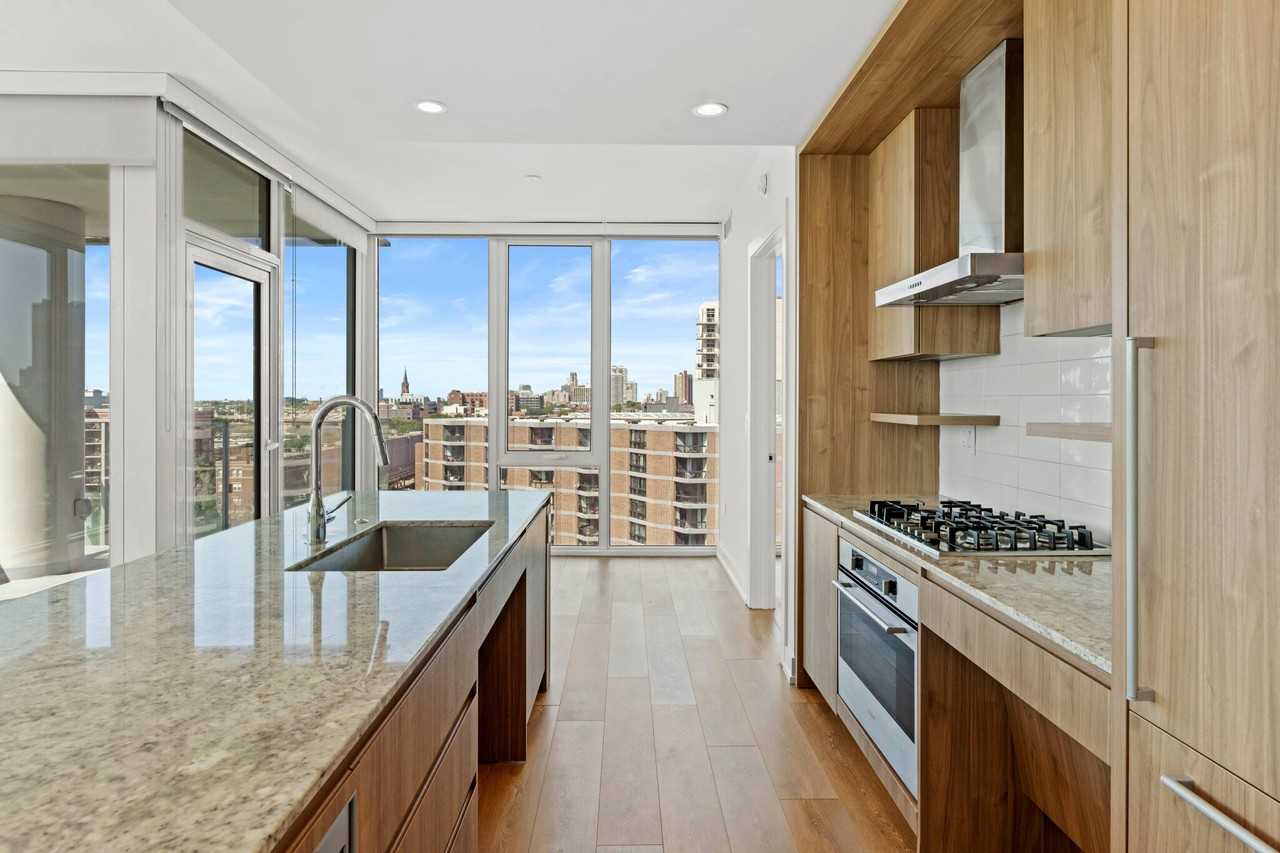 302 W Hill St - Photo 3 of 19