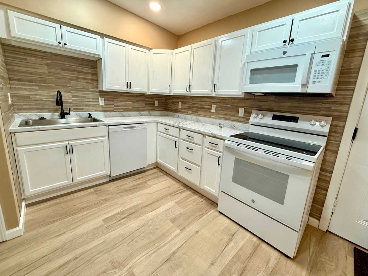 1535 N Jackson Ave - Photo 2 of 16