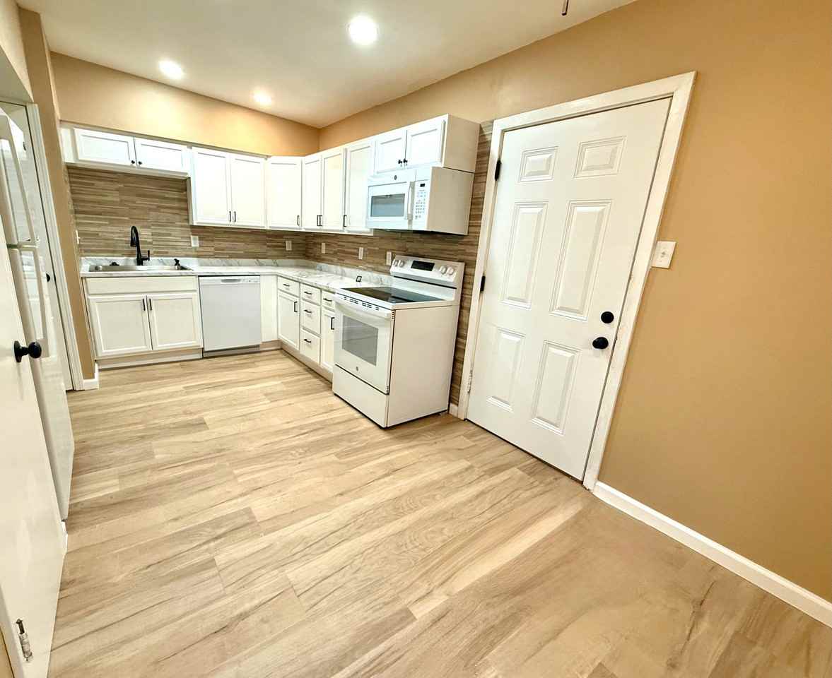 1535 N Jackson Ave - Photo 3 of 16