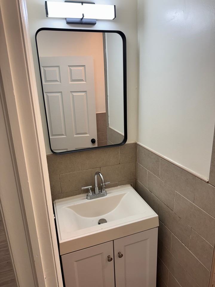 587 Grove St #3L - Photo 2 of 4