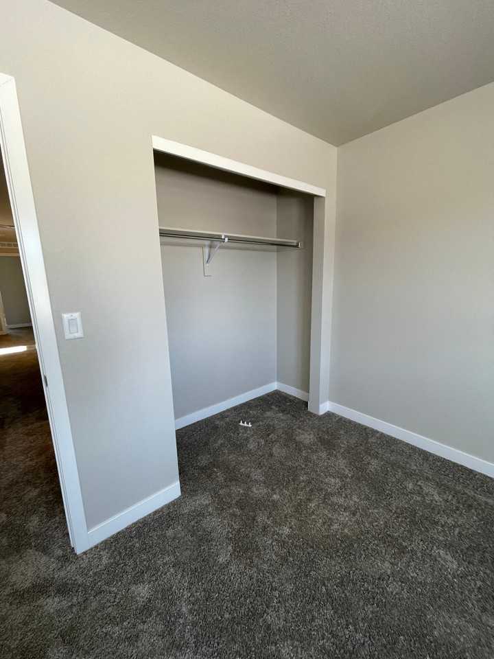 922 Colorado River Ave - Photo 3 of 15