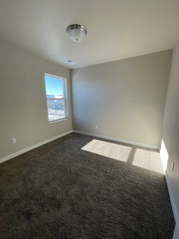 922 Colorado River Ave - Photo 4 of 15