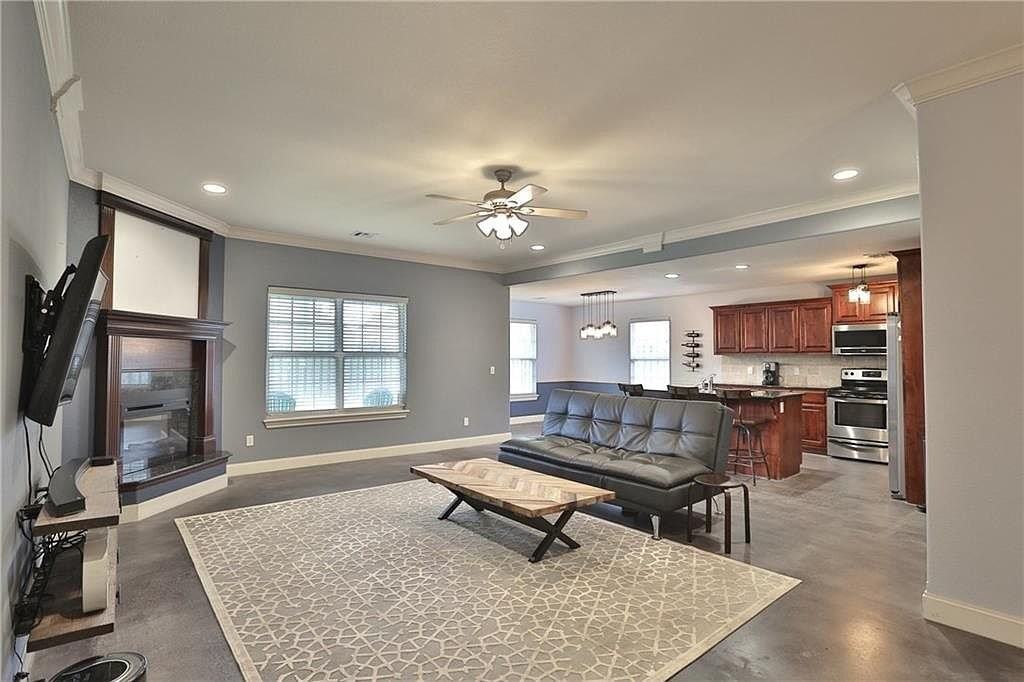 1210 Medway Ln - Photo 3 of 16