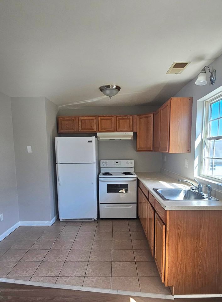 129 Main St #B - Photo 3 of 13