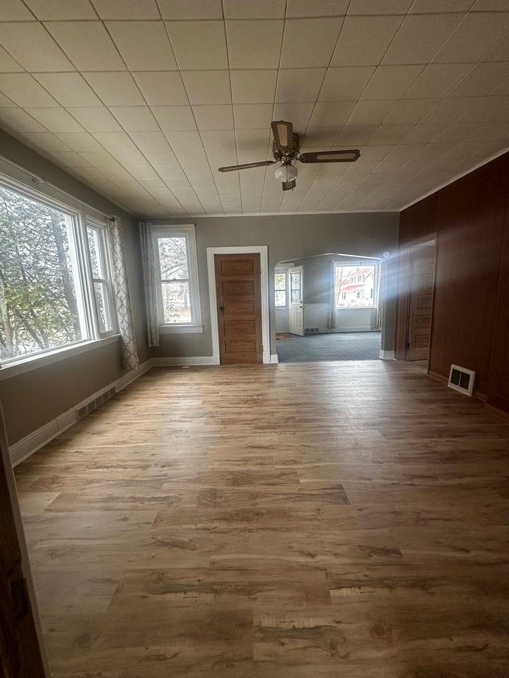 421 Michigan Ave - Photo 6 of 10