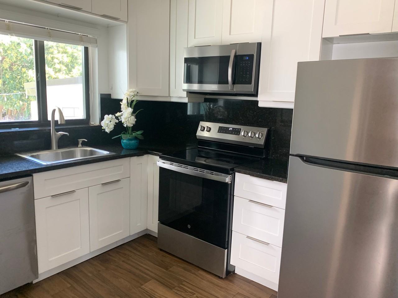 1975 Sw 17th Ct - Photo 2 of 12