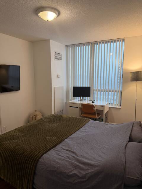 80 Harrison Garden Boulevard - Photo 5 of 17