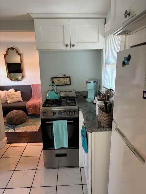 724 Grove St N #2 - Photo 4 of 16