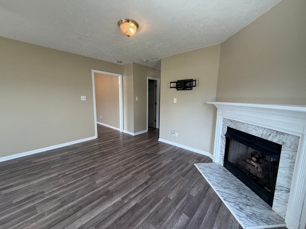 1098 Farm Pond Ln - Photo 2 of 4