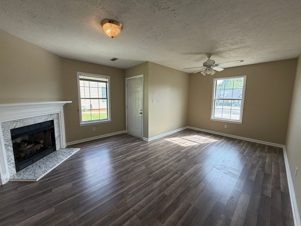 1098 Farm Pond Ln - Photo 3 of 4