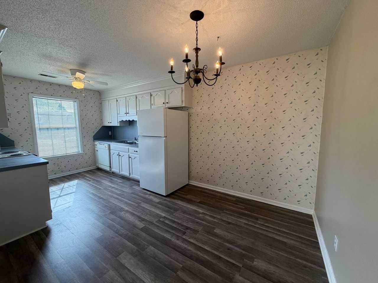 1098 Farm Pond Ln - Photo 4 of 4