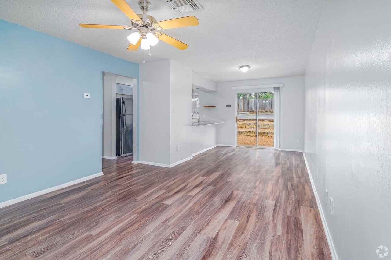 Top Location! Right in the heart of beautiful downtown Boerne! - Photo 4 of 13