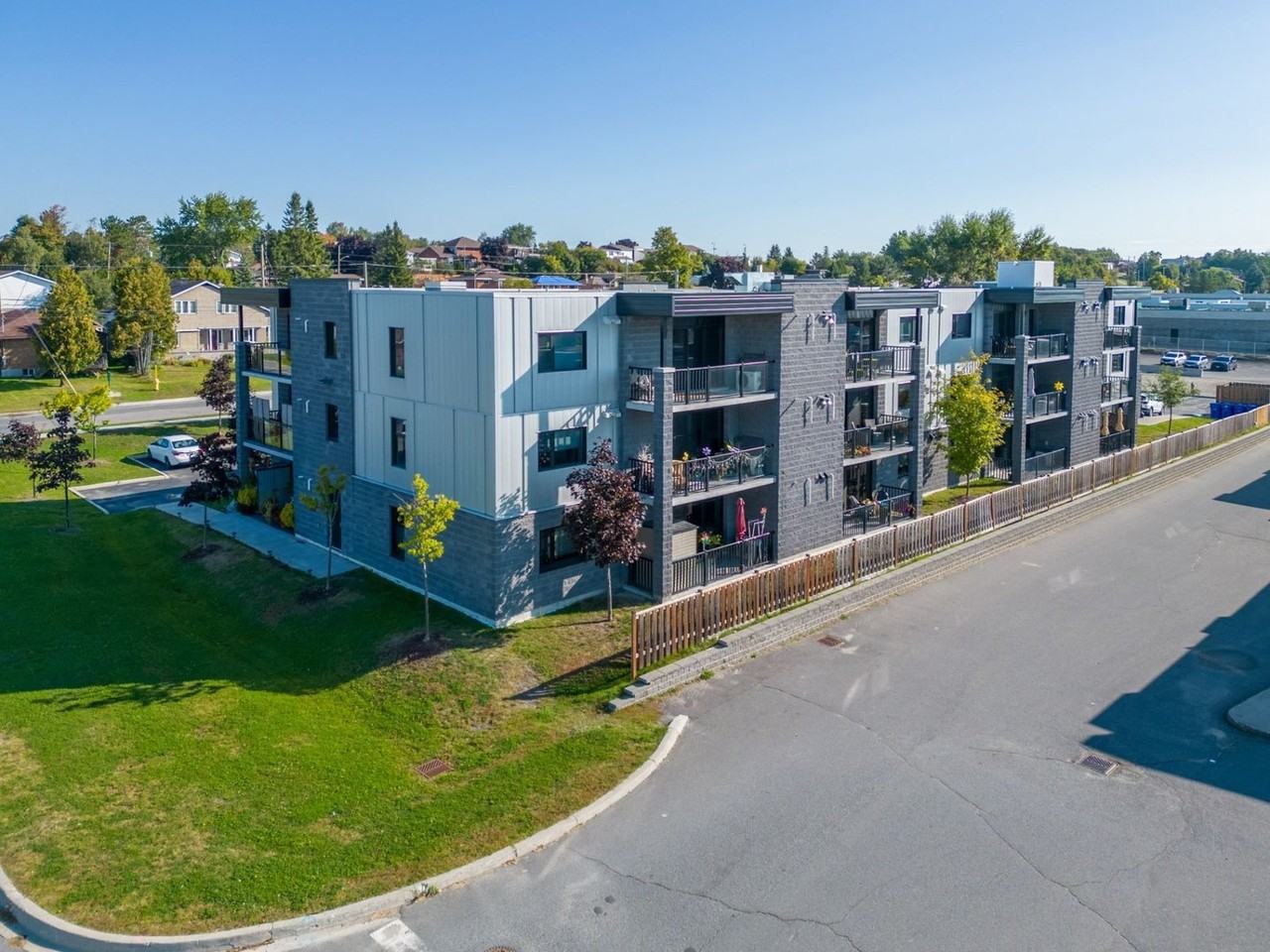 1182 Cardinal Crt - Photo 3 of 32