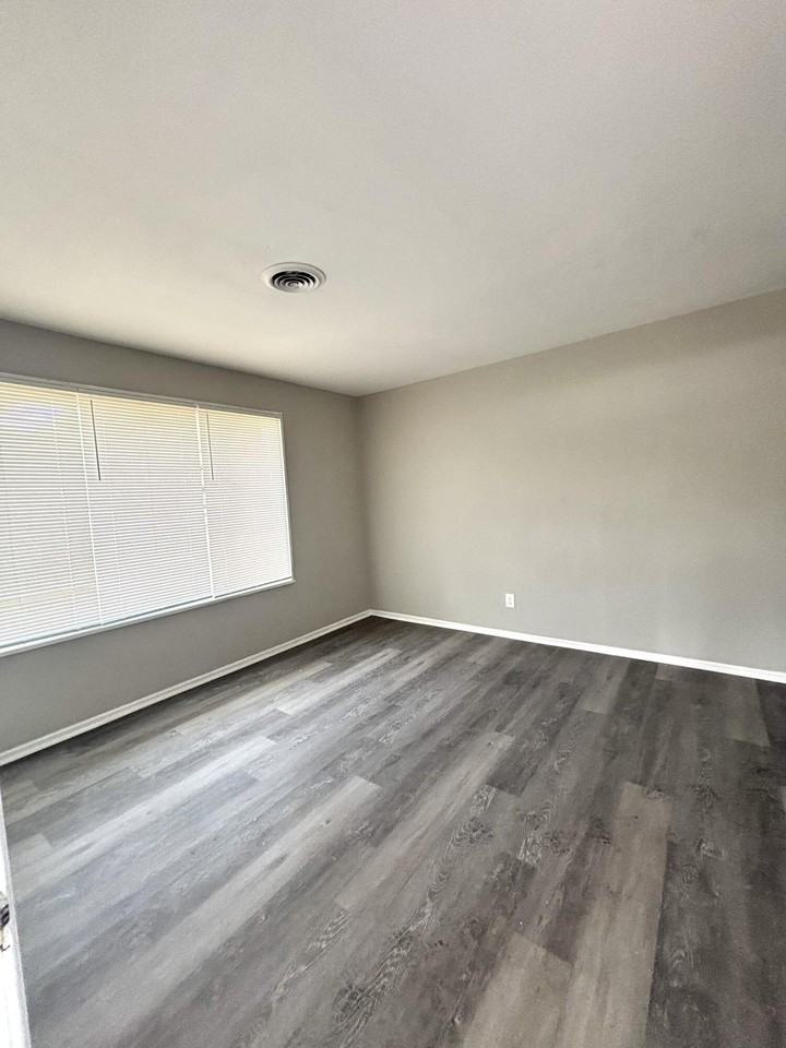 1282 Crosland Dr Ne - Photo 2 of 12