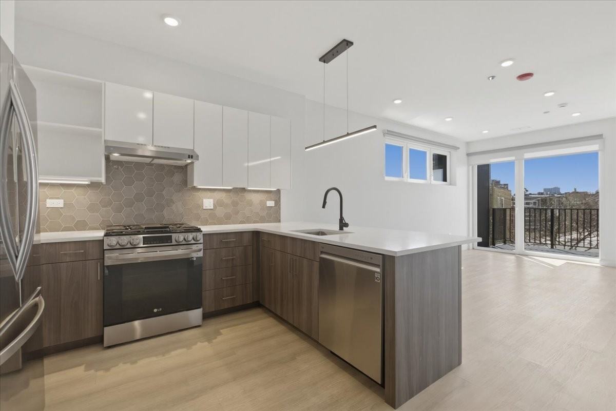 948 W Sunnyside Ave #303 - Photo 2 of 18