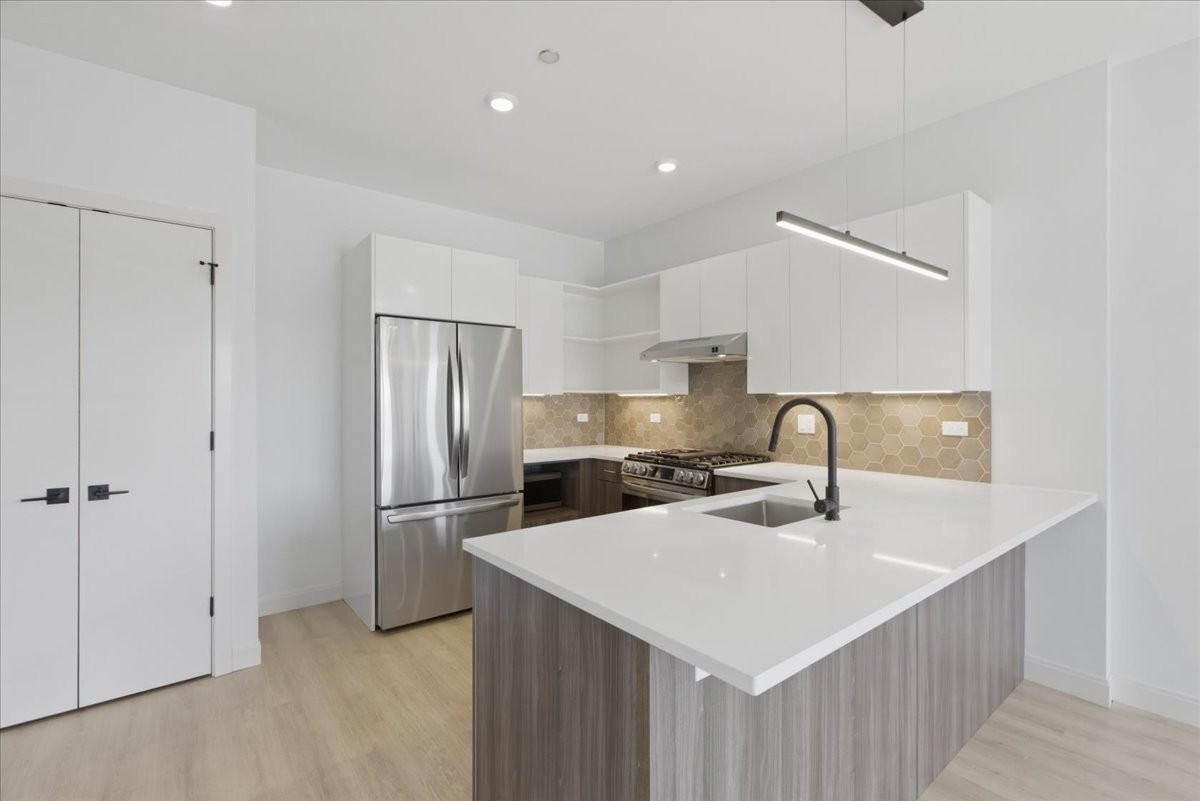 948 W Sunnyside Ave #303 - Photo 3 of 18