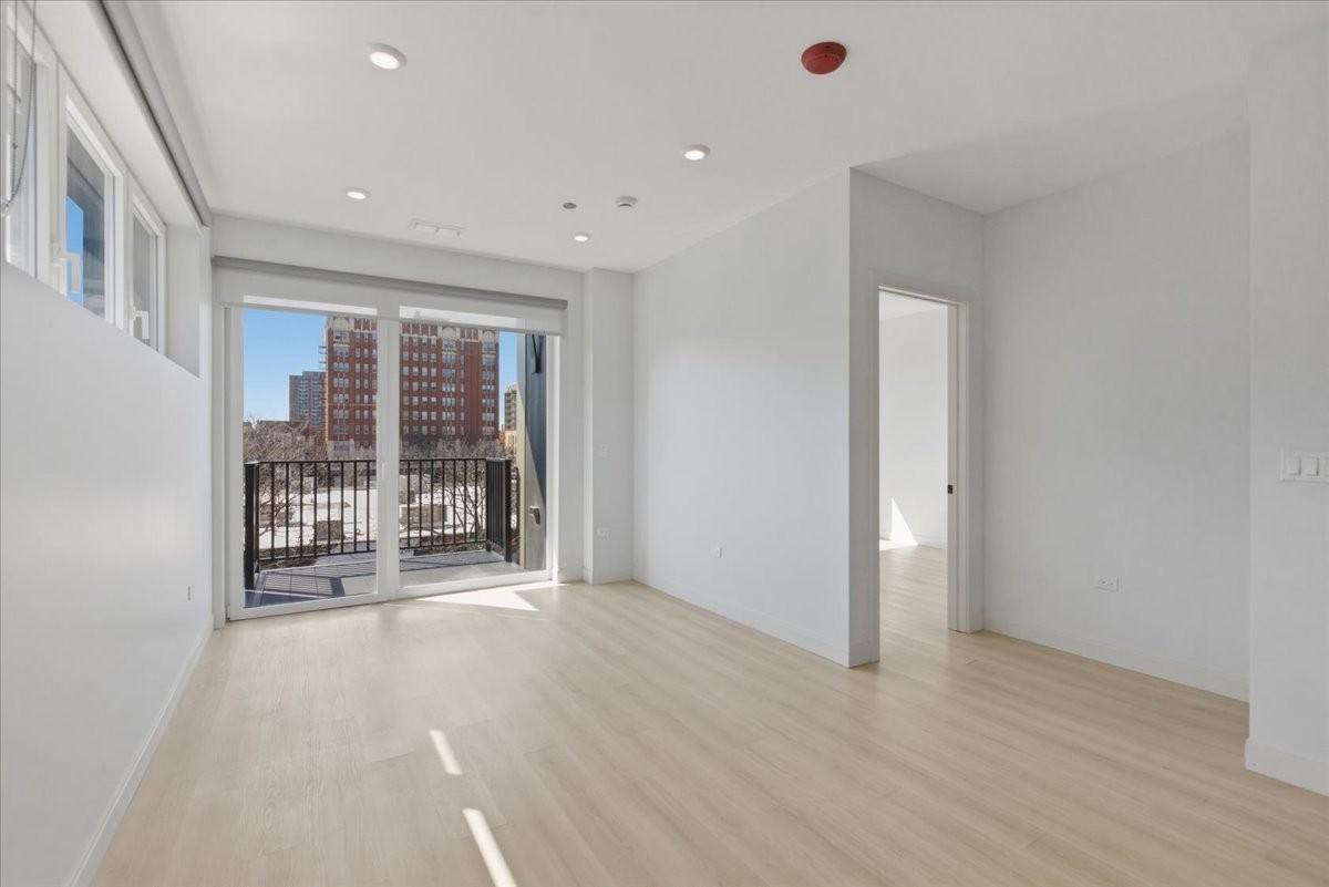 948 W Sunnyside Ave #303 - Photo 4 of 18