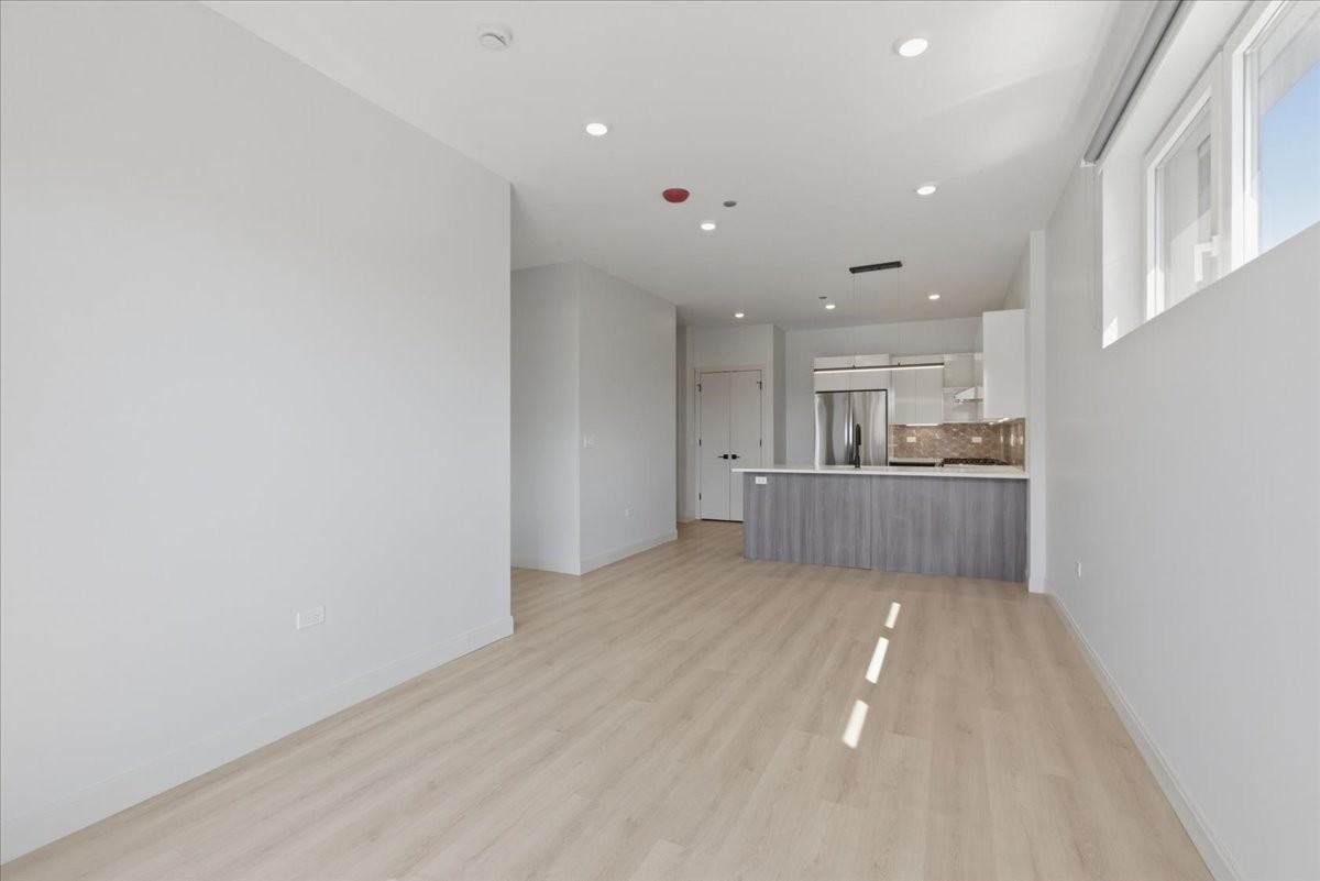 948 W Sunnyside Ave #303 - Photo 6 of 18