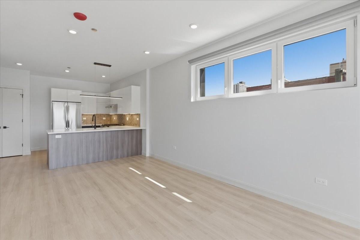 948 W Sunnyside Ave #303 - Photo 7 of 18