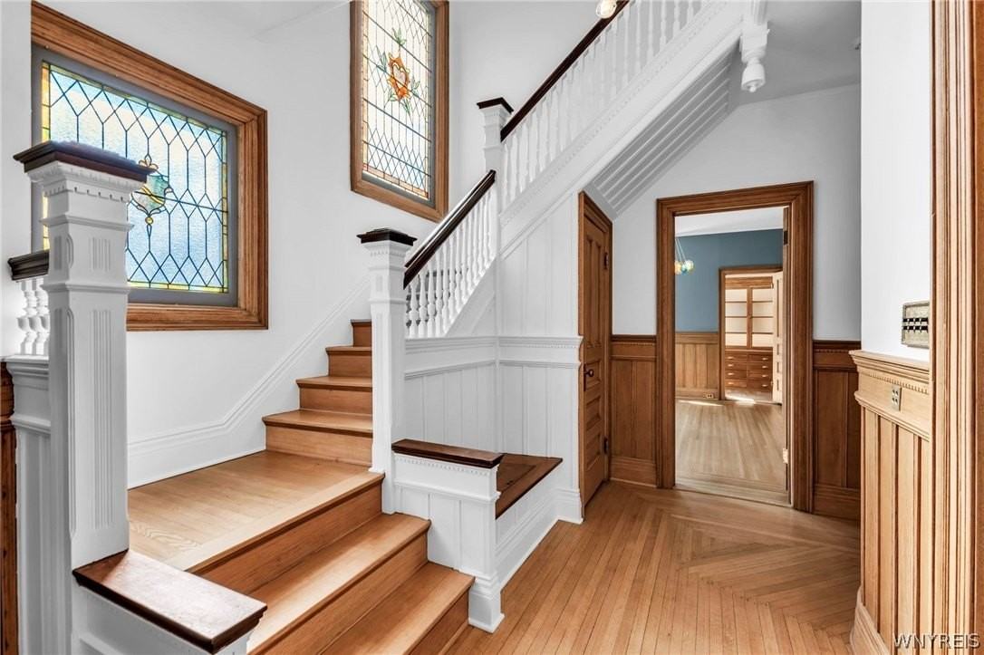 887 W Ferry St - Photo 2 of 38